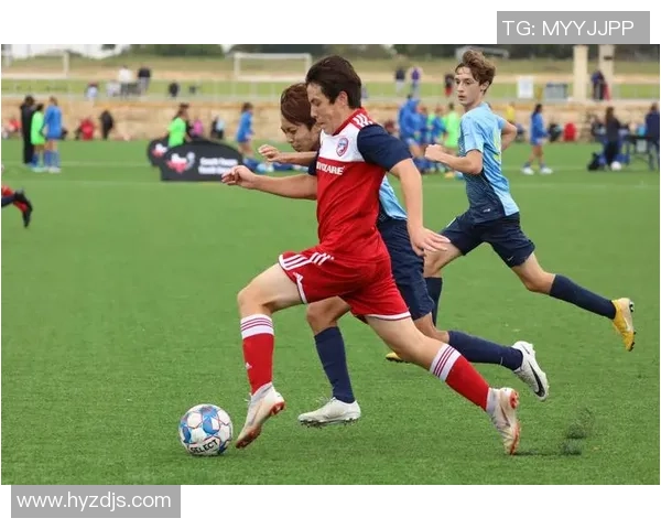 足球明星们的奇特跑步姿势揭秘让你大开眼界的运动风格与技巧分析